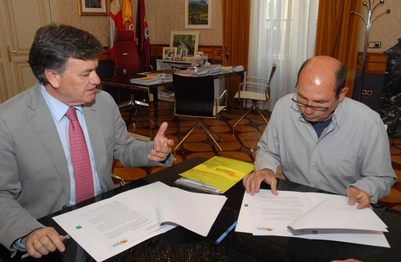 El Presidente de la Diputación de Segovia D. Francisco Javier Vazquez y el secretario General de GREFA Fernando Garcés en el momento de la firma del Convenio