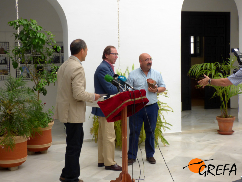 Entrega a GREFA del Premio "Chico Mendes" por parte del concejal de Medio Ambiente del Ayuntamiento de Córdoba, en presencia del presidente del jurado.