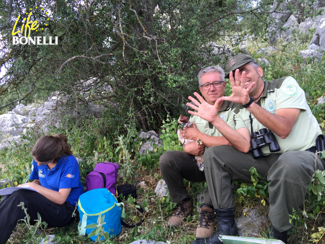 En la fotografía, un Agente Forestal de Andalucía hace el gesto de la mariposa en apoyo del Día de la Red Natura 2000