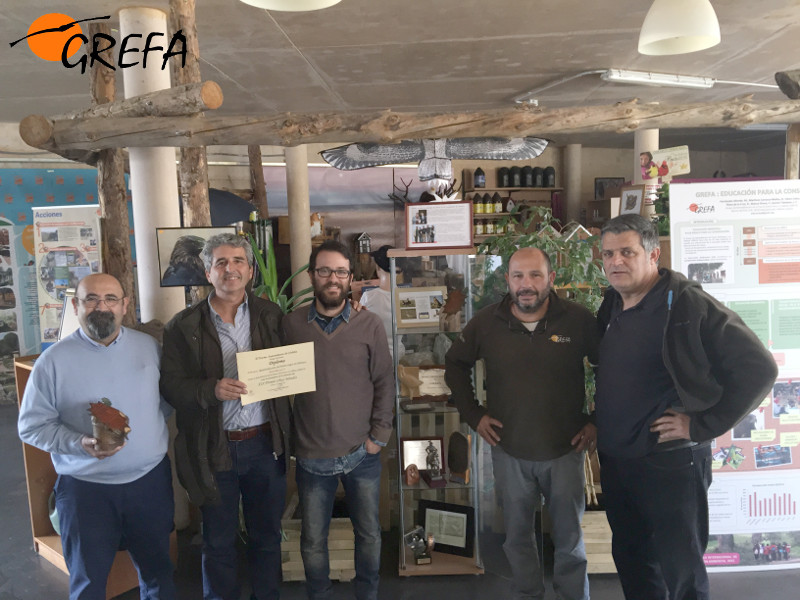 Con nuestros compañeros de Andalucía, en la sede de GREFA, posamos con el diploma y el trofeo del Premio "Chico Mendes".