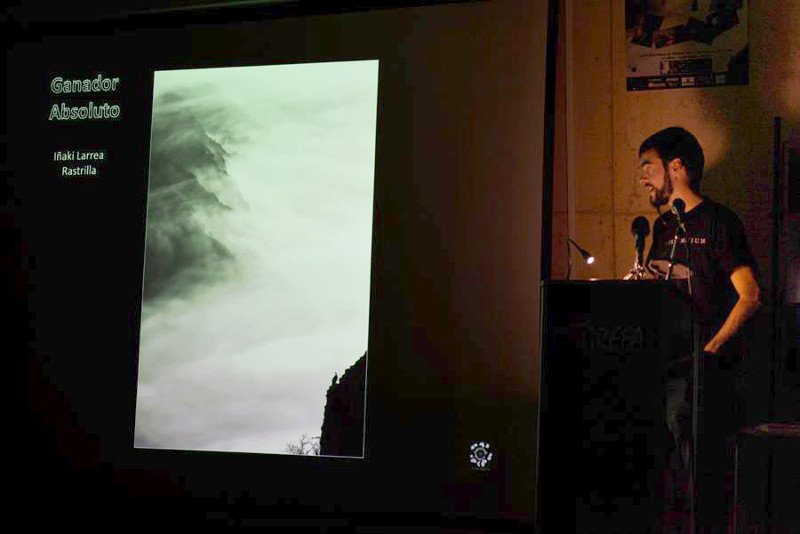 Iñaki Larrea, ganador absoluto en la primera edición de Pixall Natura, junto a su fotografía premiada.