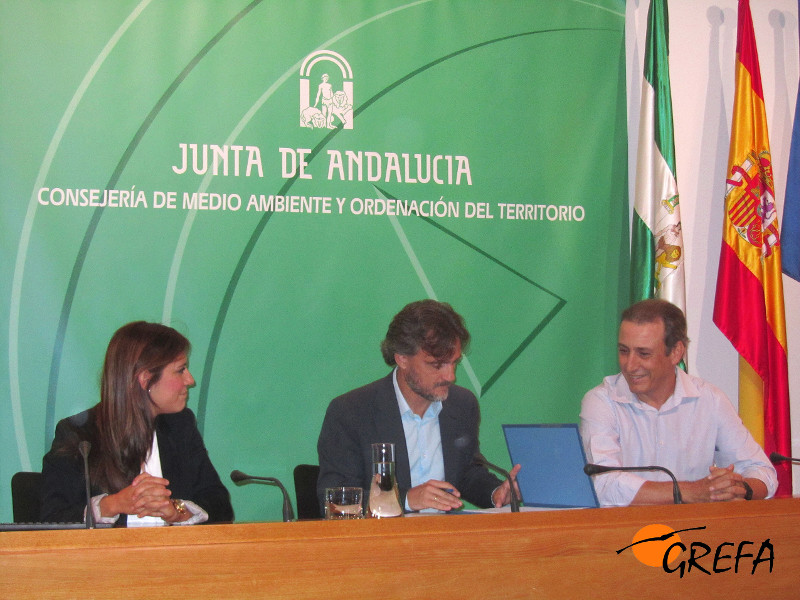 En el centro, José Fiscal, consejero andaluz de Medio Ambiente, en el momento de la firma del Manifiesto de Jerez de la Frontera sobre el lobo ibérico en Andalucía.