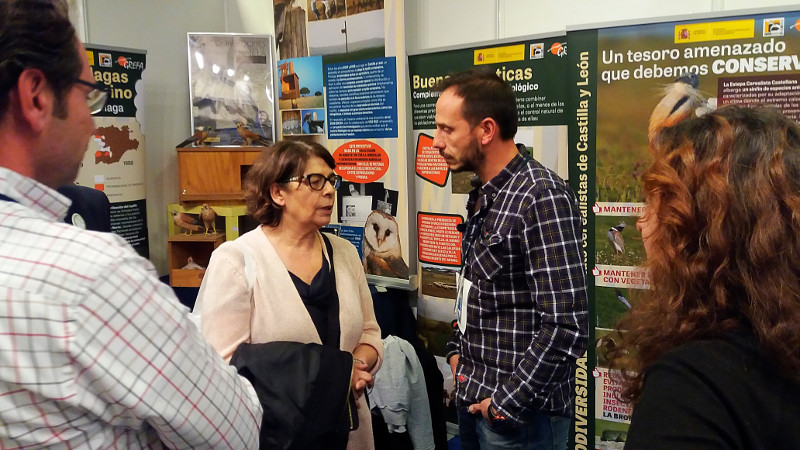 Inés Sabanés, concejal del Ayuntamiento de Madrid, visita el stand de GREFA y charla con Fernando Blanca, nuestro responsable de educación ambiental.