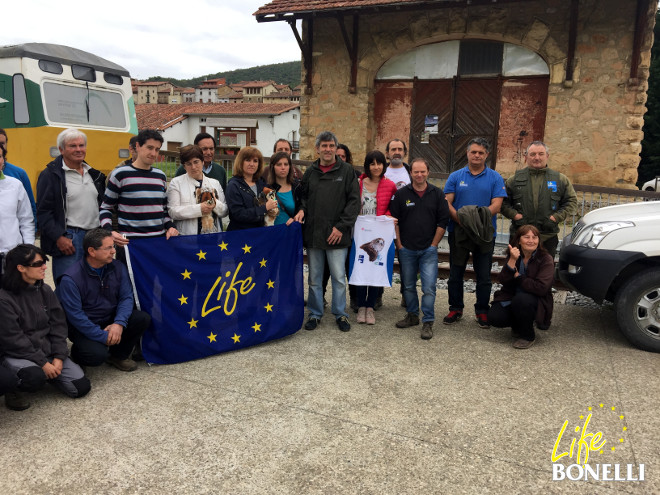Foto de grupo del Equipo Life Bonelli de Álava y GREFA, junto a representantes de las entidades participantes, con las águilas de Bonelli que van a ser liberadas en la Montaña Alavesa.