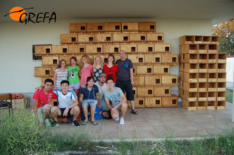 Voluntarios de GREFA tras la construcción de cajas nido para lechuza.