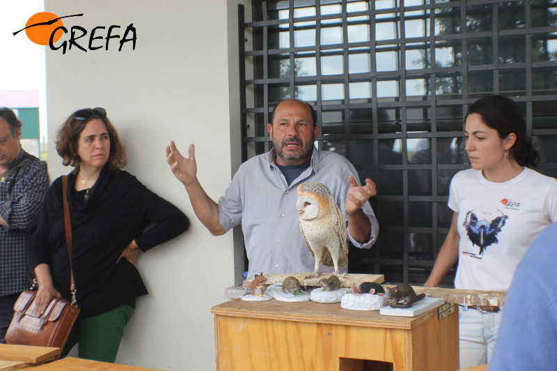 Lorena Juste y Fernando Garcés explicando en el taller del control biológico la importancia de que los Ayuntamientos se impliquen en proyectos de conservación de la biodiversidad como el del topillo o el iniciado recientemente de reintroducción del buitre negro en  Huerta de Arriba( Sierra de la Demanda).