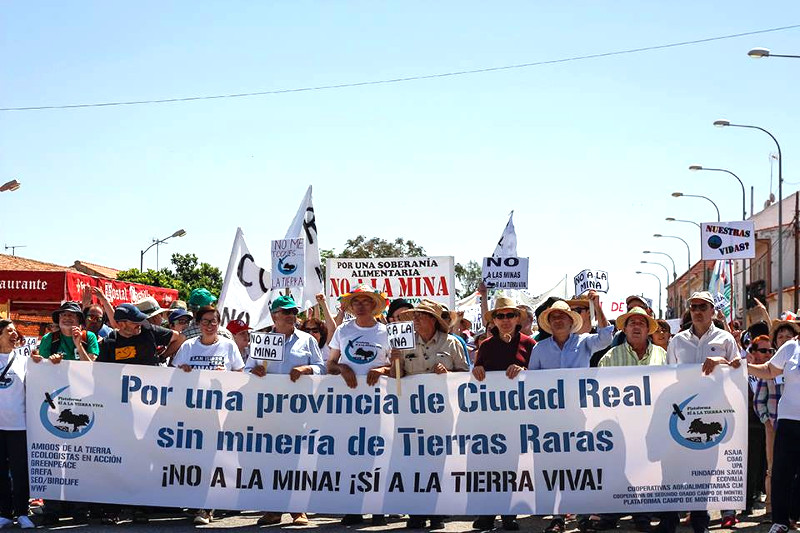 Cabecera de la marcha del pasado 21 de mayo en Torrenueva (Ciudad Real), con el nombre de GREFA entre las entidades convocantes que aparecen en el cartel. 