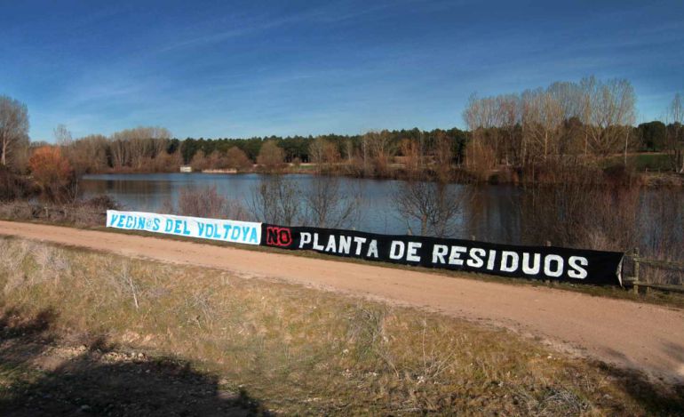 Pancarta en el río Voltoya contra la planta de compostaje prevista en Aldeanueva del Codonal (Segovia)