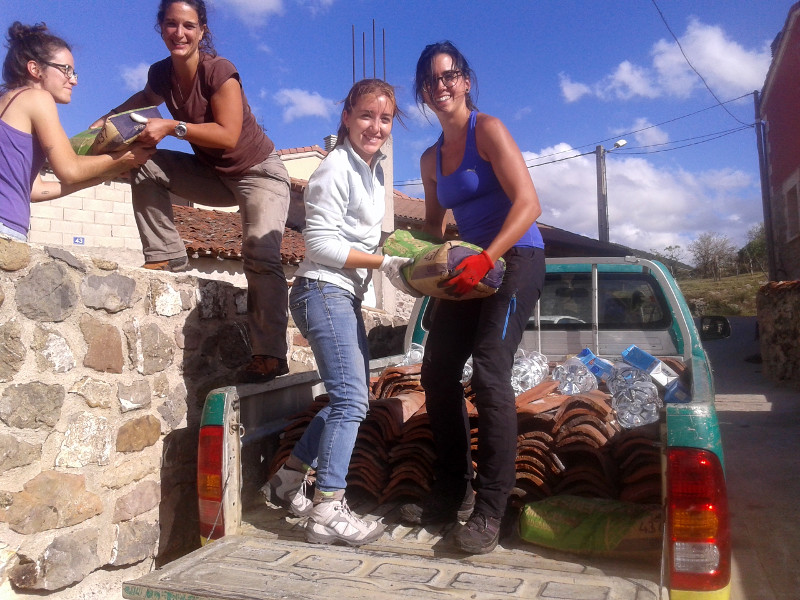 Varias voluntarias descargan materiales en Huerta de Arriba durante la convocatoria de 2017.