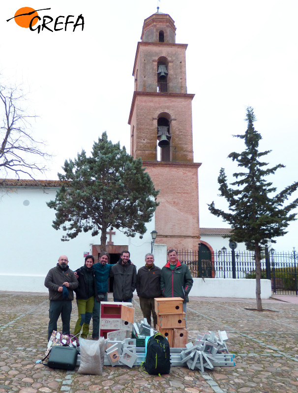 El equipo de trabajo de GREFA-Andalucía, con la ermita del Santísimo Cristo de los Desamparados al fondo, antes de acometer la actuación.