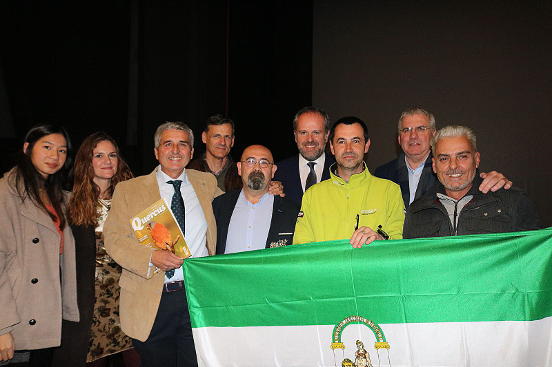 Foto "de familia" en la que aparecen miembros de GREFA Andalucía con colaboradores, amigos, familiares y cargos de la Junta de Andalucía. 