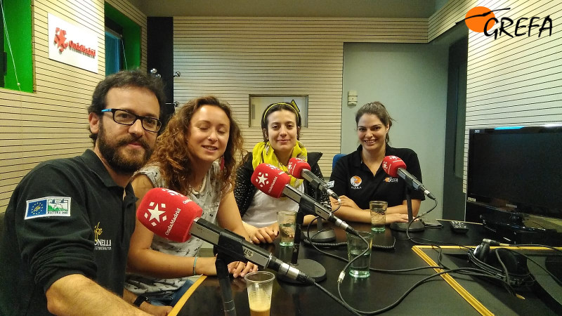 De izquierda a derecha, Manuel, Marina, Elena y Bárbara, en los estudios de radio de Onda Madrid.