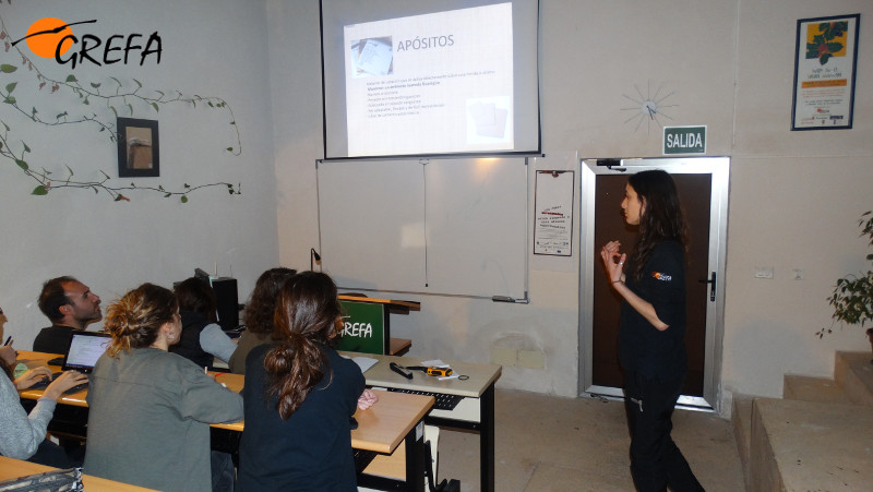 Irene López, veterinaria de GREFA, se dirige a varios voluntarios durante un seminario de formación en nuestro centro.