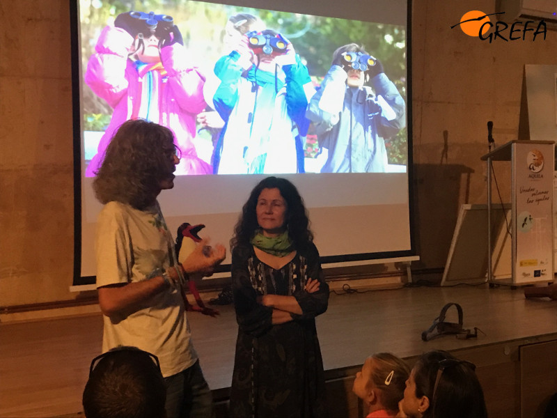 Javier Rico y María Luisa Pinedo, de Aver Aves, con la mascota "Cigu", agradecen el II Premio GREFA-Ecoembes de Educación Ambiental. 