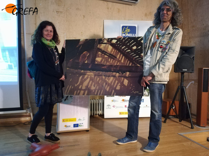 Javier Rico y María Luisa Pinedo, de Aver Aves, posan con un premio muy especial, un cuadro con una lechuza como motivo, obra de Manuel Sosa.