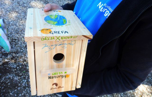 Un trabajador de Naturgy muestra una caja nido decorada que él mismo ha hecho durante su visita a GREFA.