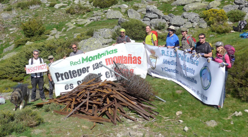Pancartas en defensa de la montaña desplegadas en una edición anterior de la jornada de limpieza de la RSEA Peñalara.