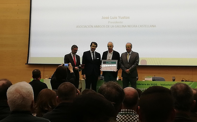 Momento de la entrega de un Premio Fuentes Claras a Amigos de la Gallina Negra Castellana (Ganeca).