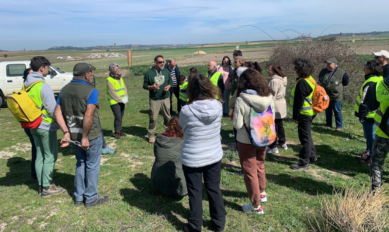 Un monitor de GREFA se dirige a los voluntarios de la Asociación Medioambiental “El Pisuerga”, de Valladolid, durante su reciente visita.