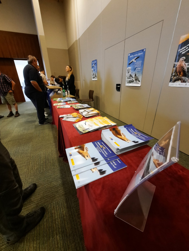 Mostrador con varios ejemplares del informe Layman's de AQUILA a-LIFE, en el congreso final del proyecto LIFE Egyptian Vulture