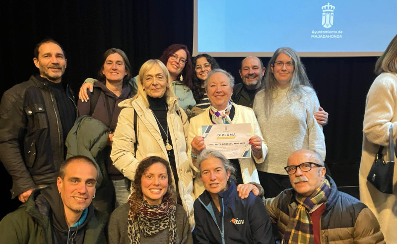 Miembros y voluntarios de Grefa acompañan a Margarita Barrero (en el centro, con su diploma) en la celebración del Voluntario del Año 2025.