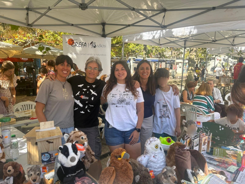 El personal de GREFA en el stand de la feria del Voluntariado de Majadahonda.