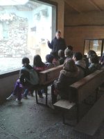 Fernando Blanca explica a varios niños cómo es la vida del cernícalo primilla en un recinto que recrea una colonia de esta especie.