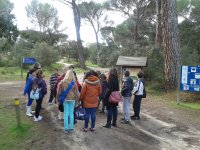 Una educadora ambiental se dirige a un grupo de escolares al inicio de la senda naturalista por el Monte de El Pilar, zona de Majadahonda (Madrid) donde se ubica el centro de GREFA.