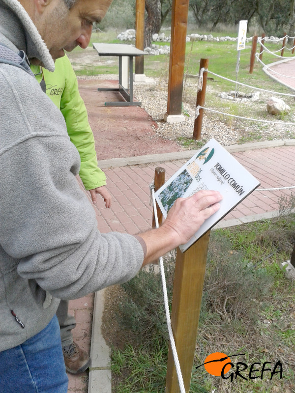 Rafael Araújo, socio de la asociación Igualar, lee en braille en un cartel del centro de recuperación de GREFA.