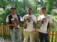 Personal de GREFA muestra los tres pollos de águila de Bonelli reintroducidos hoy en la Sierra Oeste de Madrid, que se han unido a un cuarto que se reintrodujo el pasado 30 de mayo.