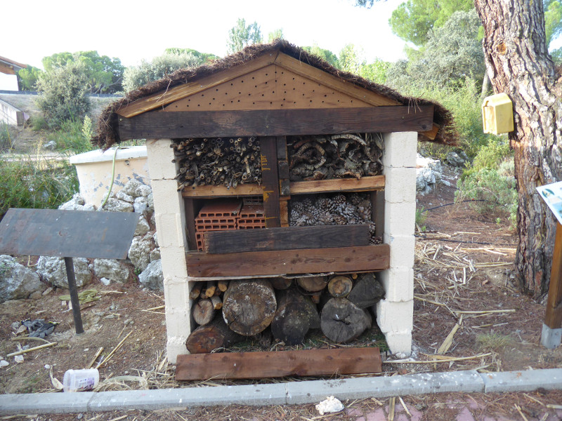 “Hotel” para insectos construido en el centro de educación ambiental “Naturaleza Viva” de GREFA