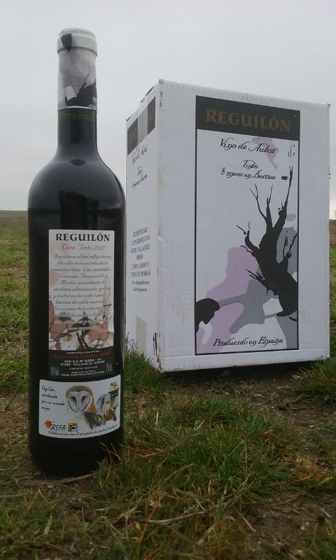 Botella de vino “Reguilón” etiquetada como producto colaborador con el proyecto de GREFA para el control biológico del topillo. Foto: GREFA.
