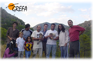 El Cigala situado al lado del de camiseta roja, el dibujante Sosa está situado en el otro extremo y quienes tienen los azores son dos miembros fundadores de GREFA, Fernando y Ernesto. 