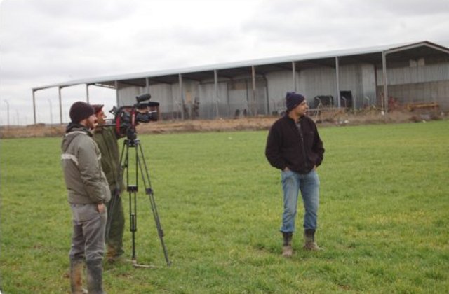 Estos días estuvimos grabando un documental sobre el proyecto. Jorge López realizador del documental entrevistando a Julio, alcalde de Valderaduey.