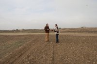 Para el desarrollo de medidas agroambientales es necesario la participación de las administraciones públicas y las organizaciones agrarias: El Director del Parque del Guadarrama y el Secretario de la Asociación de Agricultores y Cazadores de Torrejón de Velasco observando la siembra de veza. 