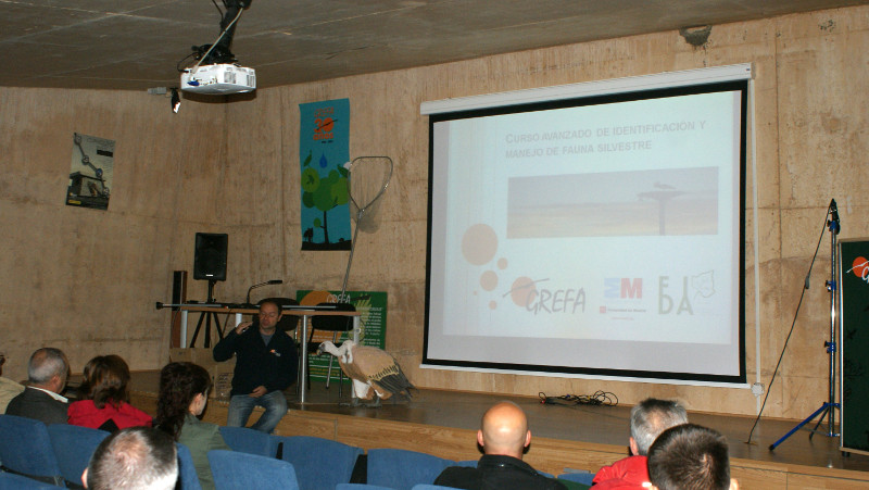 Ignacio Otero impartiendo la parte relacionada con la identificación de fauna
