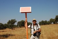 Un cuarto observador recorre la traza para valorar cualquier incidencia (positiva o negativa) ocasionada por la traza del oleoducto que como se observa está señalizado con esta característica baliza indicativa del transcurrir del oleoducto.