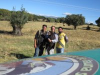 El miembro de GREFA que capturó al buitre negro junto al dueño de la finco y el ganadero que lo divisó 