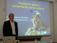Michel Terrasse, de la ONG francesa Ligue pour la Protection des Oiseaux, se dirige a los participantes del seminario LIFE BONELLI de Palma de Mallorca (foto: Carlota Viada).