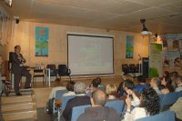 2. El abogado Eduardo Gil, a la izquierda de la fotografía, se dirige al público durante la presentación de su libro.