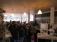 6. Asistentes a la jornada de puertas abierta recorren nuestra área de recepción de visitantes.