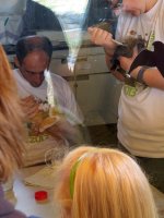 10. Varios pollos huérfanos son alimentados por voluntarios, una labor que quisimos mostrar a los visitantes.