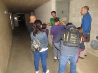 16. Un grupo de asistentes accede al área de rehabilitación de animales silvestres.