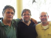 22. Ernesto y Tenan, presidente y secretario general de GREFA, posan con Javier Martín, webmaster de APIA.