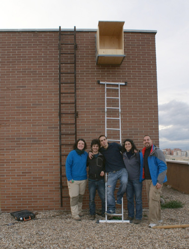 El equipo que colocó la caja. De izquierda a derecha: Isabel, Diego, David, Sandra y Enrique.