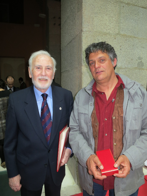 De izquierda a derecha, el geógrafo Eduardo Martínez de Pisón, también galardonado con una Medalla de Plata de la Comunidad de Madrid por su aportación al futuro Parque Nacional de Guadarrama, y Ernesto Álvarez, presidente de Grefa. 