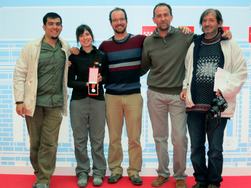 Miembros del equipo que trabaja en el Centro de Recuperación y Hospital de Fauna de GREFA muestra la Medalla de Plata de la Comunidad de Madrid concedida a esta ONG