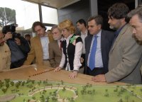 Esperanza Aguirre inaguró el nuevo centro de GREFA durante una campaña electoral. Parece que todo ha quedado en promesas incumplidas y bonitas palabras.