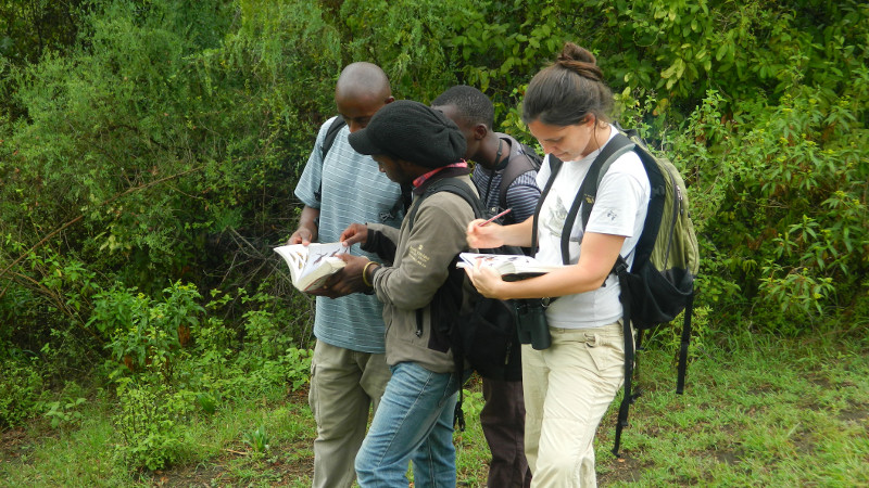 Ana Grau, nuestra amiga y ex compañera de GREFA, con varios jóvenes de Tanzania durante una salida al campo para aprender a identificar aves