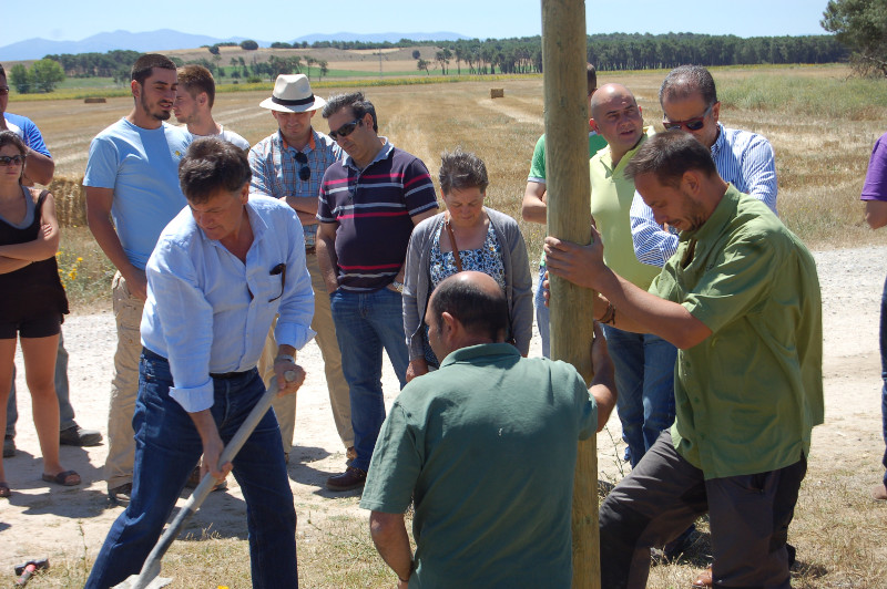 El presidente de la Diputación Francisco Javier Vázquez colaborando en la colocación de uno de los postes con nido de cernícalo